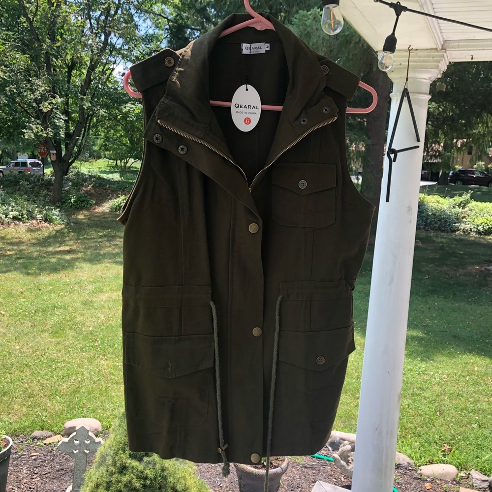 NWT Zip-Up Green Cargo Vest by Qearal!